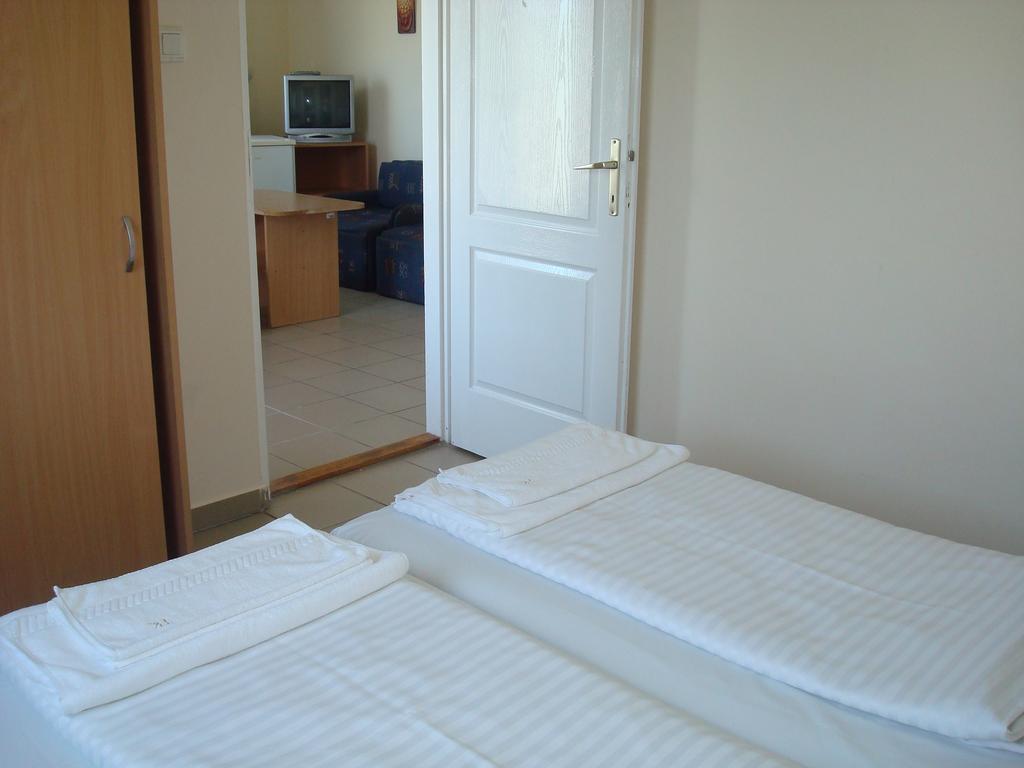 טיסאאוורוש Termal Kemping Apartmanok חדר תמונה